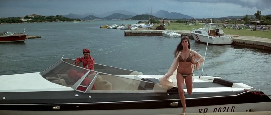 Caroline Munro tette